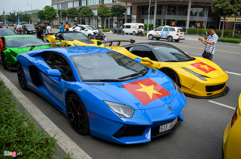 Cường Đô La cùng đoàn siêu xe diễu hành trên phố Sài Gòn